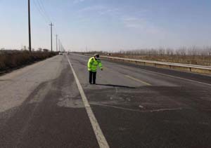 濱海新區民警深入查找在道路渠化、交通設施、交通標志等方面是否存在隱患?