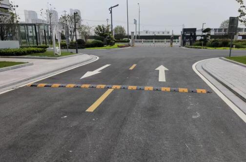 蘇州工廠地面劃線,選飛揚市政,專業施工,安全無憂! 蘇州工廠地面劃線,選飛揚市政,專業施工,安全無憂!